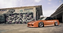 Оранжевый Nissan Silvia/SX с хромированными дисками